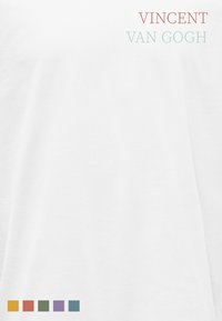 T-shirt in cotone bianco con testo stampato "VINCENT" in rosso e "VAN GOGH" in verde chiaro. Pezzi di tessuto colorati nella parte inferiore.