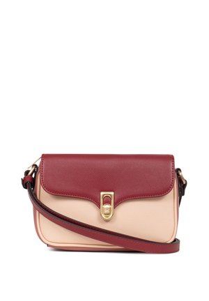 Torebka na ramię w burgundowym i beżowym skórze, o strukturalnym designie, z zapięciem w kolorze złotym oraz odpinanym paskiem. Gładka tekstura.