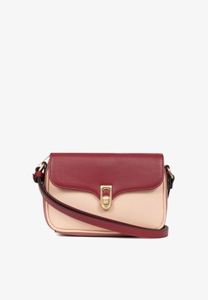 Torebka na ramię w burgundowym i beżowym skórze, o strukturalnym designie, z zapięciem w kolorze złotym oraz odpinanym paskiem. Gładka tekstura.