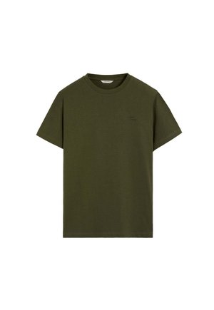 Simpel olivengrøn t-shirt med korte ærmer og rund hals, med subtilt lille logo på venstre brystområde, vist på hvid baggrund.