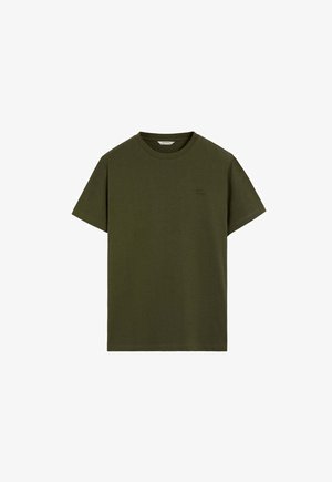 Simpel olivengrøn t-shirt med korte ærmer og rund hals, med subtilt lille logo på venstre brystområde, vist på hvid baggrund.