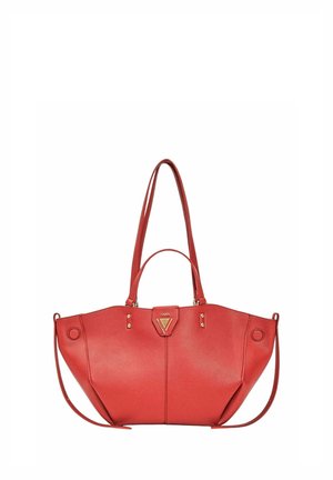 Borsa tote in pelle rossa con due lunghe tracolle, una maniglia corta e logo triangolare dorato al centro frontale.