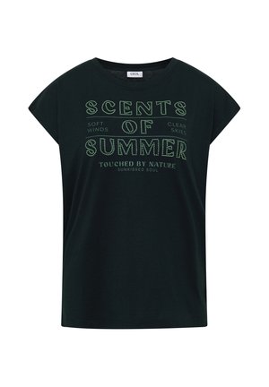 Czarna koszulka z krótkim rękawem z zielonym napisem: „Zapachy lata, miękkie wiatry, czyste niebo, dotknięte przez naturę, dusza muśnięta słońcem.”