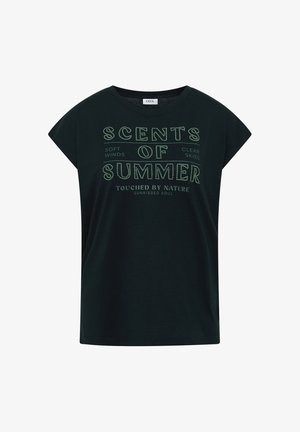 Femme aux longs cheveux bruns portant un t-shirt noir uni à manches courtes, vue de dos sur un fond blanc.