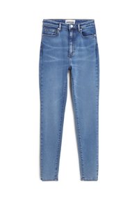 Jeans skinny de color azul claro, hechos de mezclilla, con cintura alta, cinco bolsillos y herrajes en tono cobre. Textura suave con un ligero desvanecimiento.