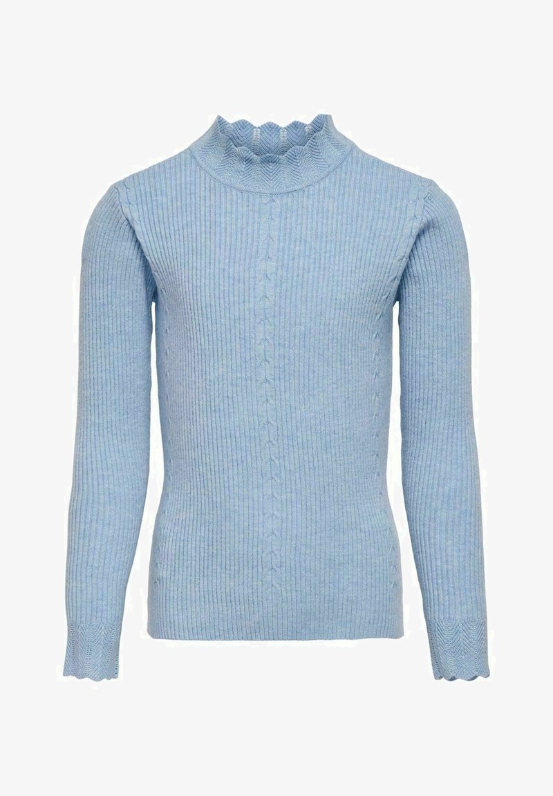 Pull en maille côtelée bleu clair avec col montant à volants, manches longues et détail subtil en torsades centrales.