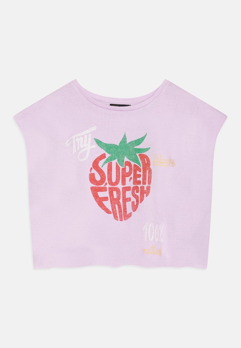 T-shirt court lilas avec un motif graphique de fraise et les textes "My Super Fresh", "Delicious" et "100% naturel" sur le devant.