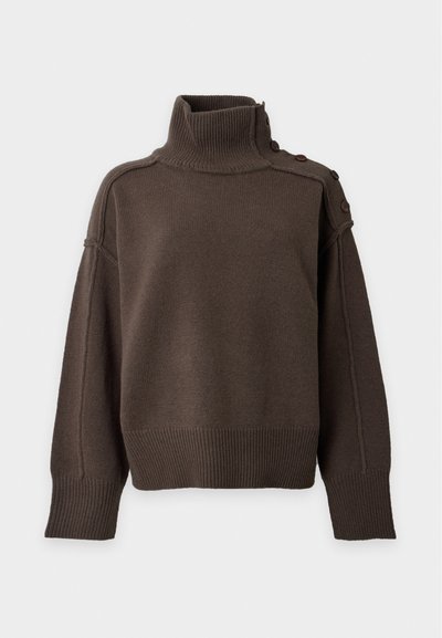 Pull en maille marron à col roulé avec manches longues, poignets et ourlet côtelés, et détails de boutons le long d'une épaule et du col.