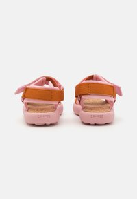 Rosa Sandalen mit Kork-Innensohlen, ausgestattet mit einem orangen Textilriemen und einstellbarem Verschluss. Gummisohlen bieten Haftung und Komfort.