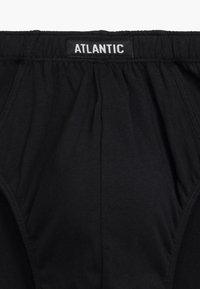 Czarne bawełniane majtki z elastycznym paskiem. Na pasku znajduje się wyszyta metka "ATLANTIC". Gładka tekstura i dopasowany fason.