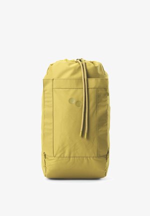 Gelber Kordelzug-Rucksack aus Stoff; verfügt über eine Fronttasche mit zwei runden Akzenten und einem gerafften oberen Teil. Glatte Textur.