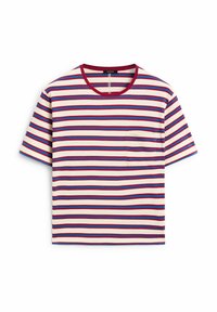 Lyhythihainen puuvillainen T-paita, jossa on vaakasuorat punaiset, siniset ja valkoiset raidat sekä pieni tasku vasemmassa rinnassa.