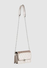 Borsa metallica a motivo con chiusura a ribalta, tracolla in catena e pelle. Presenta un design geometrico in toni beige morbidi.