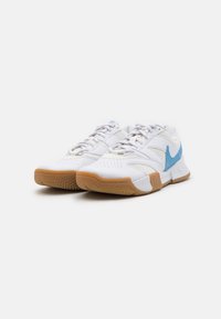 Nike Performance COURT LITE 4  - Tennissko til multicourt - white/light blue/sail/light brown