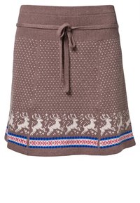 Jupe en tricot marron avec une taille côtelée et un lien. Présente un motif de rennes blancs et des rayures horizontales multicolores à l'ourlet.