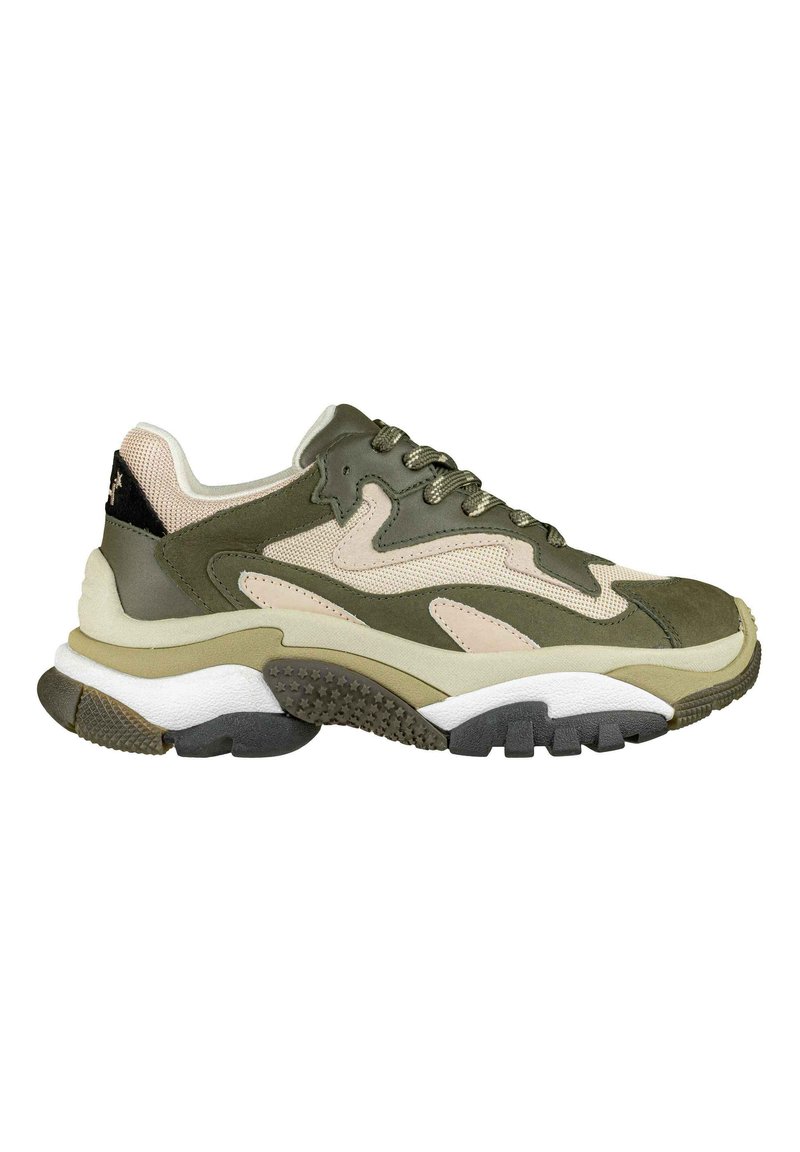 Sneaker con una silhouette chunky, caratterizzate da una combinazione di verde oliva, rete beige e accenti neri. Suola intermedia spessa bianca e suola esterna in gomma testurizzata.