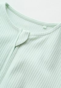 Haut en maille côtelée vert clair avec un col rond et une fermeture à bouton recouvert de tissu au centre devant.