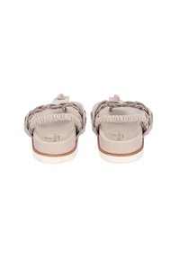 Lys beige slip-on sandaler med vævede stropper og en struktureret fodseng, med en hvid sål og minimal branding på indersålen.