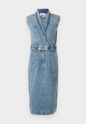 Džinsu kleita ar dziļu V veida kakla izgriezumu, bez piedurknēm, ar jostasvietu, divām priekšējām kabatām un kontrastējošu šuvju. Gaiši zila krāsa.