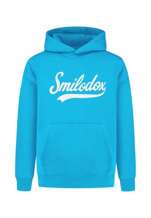 Blå hættetrøje med en frontlomme, der har et hvidt "Smilodox" logo i kursiv. Lavet af blødt stof med ribbede manchetter og kant.