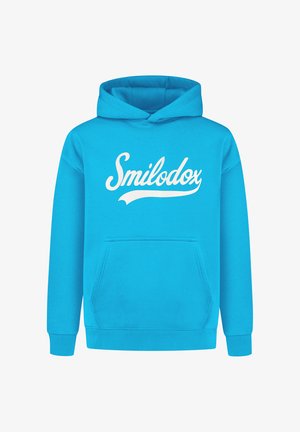 Modrá mikina s kapucí a přední kapsou, s bílým logem "Smilodox" psaným kurzívou. Vyrobena z měkkého materiálu s žebrovanými manžetami a spodním lemem.