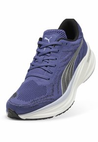 Scarpa sportiva viola con superiore in rete, design testurizzato, dettagli neri, intersuola bianca e suola in gomma che presenta un logo sulla punta.
