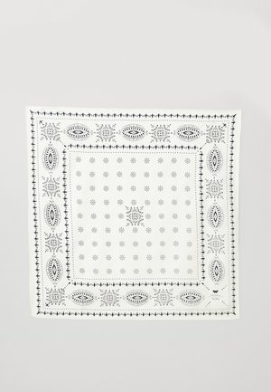 Weißes Baumwollbandana mit navyblauen Druckmustern, darunter Punkte und Blattformen, eingerahmt von dekorativen Rändern. Quadratische Form.