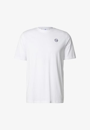 Valkoinen lyhythihainen t-paita pyöreällä pääntiellä ja pienellä mustalla pyöreällä logolla vasemmassa rinnassa.