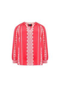 Rote Satinh blouse mit langen Puffärmeln, V-Ausschnitt und weißen, komplizierten Mustern entlang der Mitte und Seiten. Smock-Ärmelabschlüsse sorgen für Textur.