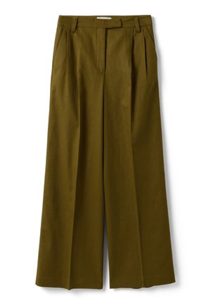 Pantaloni a gamba larga verde oliva con pieghe, passanti per cintura e tasche laterali, mostrati su uno sfondo bianco.