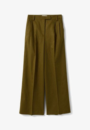 Olijfgroene brede pijpen broek met plooien, riemlussen en zijzakken, weergegeven op een witte achtergrond.