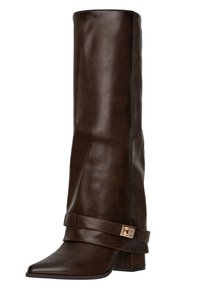 Donkerbruine leren laars tot aan de knie met spitse neus, lage blokhak en decoratieve riem met gouden gesp rond de enkel.