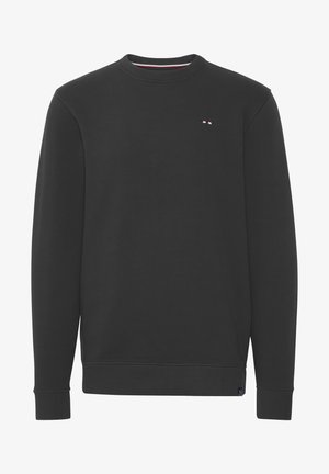 Temno siva majica s krojenjem okrog vratu, z ribastimi manšetami in robom. Ima majhen logotip v rdeči, beli in modri barvi na prsih. Mehka tekstura.