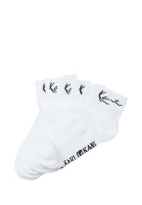 Bílé bavlněné ponožky s černým logem a designem na kotníku. Ponožky mají žebrovanou texturu a délku ke kotníkům.