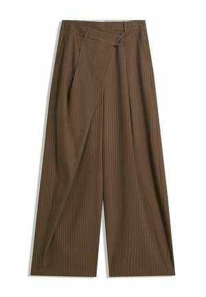 Pantaloni larghi marroni con sottili righe bianche, vita alta, chiusura frontale con bottone e pannello sovrapposto in stile avvolgente.