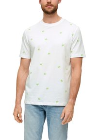 Biała bawełniana koszulka z krótkim rękawem, ozdobiona haftem małej zielonej palmy, z okrągłym dekoltem. Luźny krój z prostym obszyciem.