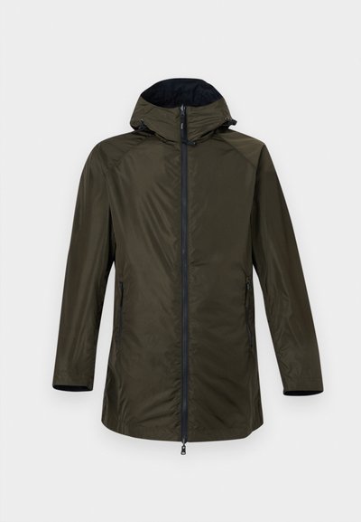 Imperméable long vert olive avec capuche, fermeture éclair frontale et poches latérales zippées sur un fond uni clair.