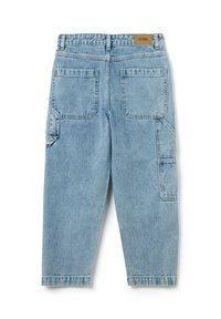 Pantalones de denim azul claro con corte recto, que cuentan con dos bolsillos traseros y un bolsillo para herramientas en el lateral, con una etiqueta de logo cosida en la cinturilla.