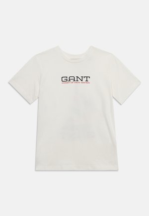 Fehér, rövid ujjú, kerek nyakú póló fekete és piros "GANT Coast of New Haven" felirattal a mellrészen.