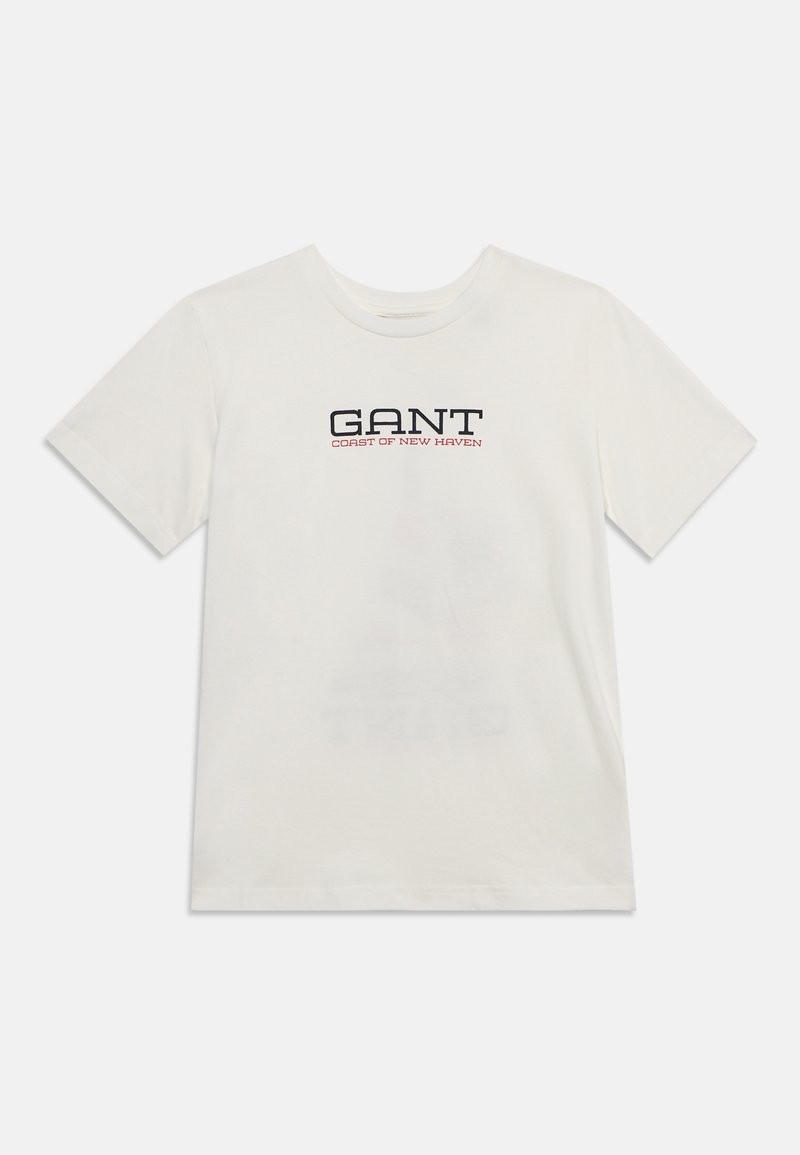 Λευκή κοντομάνικη μπλούζα με στρογγυλή λαιμόκοψη και εκτύπωση "GANT Coast of New Haven" σε μαύρο και κόκκινο στο στήθος.