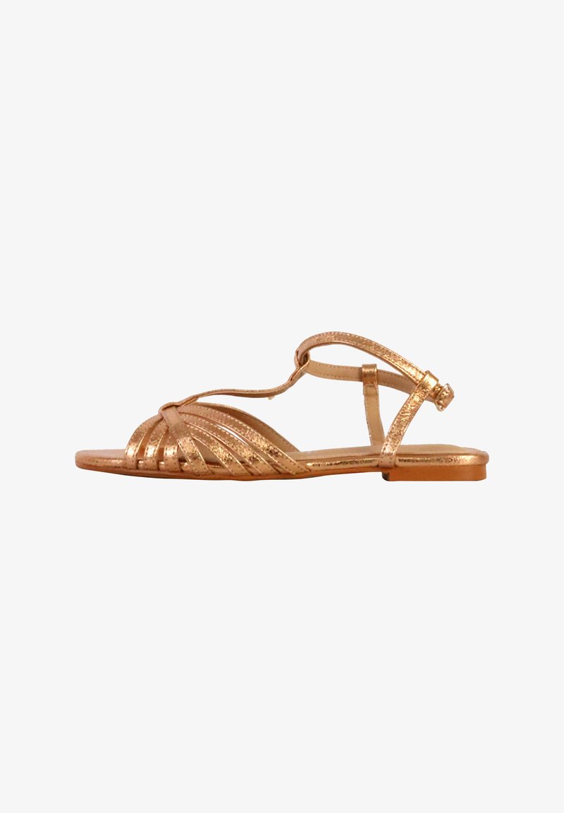 Gouden metallic platte sandaal met meerdere horizontale banden, verstelbare enkelriem en platte zool. Heeft een gladde, glanzende afwerking.