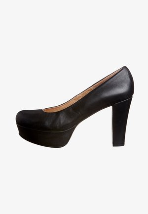 Zapato de tacón alto de cuero negro con punta redondeada, plataforma en la parte delantera y tacón ancho. Textura suave con un detalle mínimo.