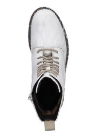 Białe zamszowe botki sięgające kostki z szarymi sznurówkami, czarnym wnętrzem i teksturowaną gumową podeszwą. Posiadają zamek błyskawiczny po boku oraz fabriczną pętelkę na pięcie.