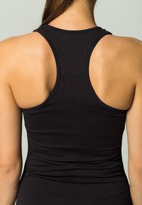 Top sin mangas negro ajustado con diseño de espalda nadadora, hecho de material de algodón suave. Presenta costuras mínimas y una silueta elegante y aerodinámica.
