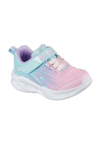 Zapatilla infantil ligera en rosa pastel, azul y lavanda. Parte superior de malla con una correa segura, cordones y una suela gruesa blanca.