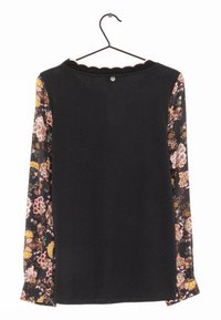 Zwarte top met langwerpige mouwen in bloemmotief. Gemaakt van zachte stof, met een gegolfde halslijn en een knoop aan de achterkant.
