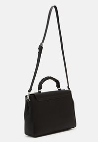 Sort håndtaske med struktureret design, der har en flettet topstrop og en aftagelig, justerbar skulderrem. Glat tekstur.