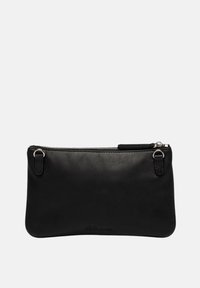 Zwarte rechthoekige leren tas met rits en metalen ringen aan elke kant, ontworpen voor kleine persoonlijke items of accessoires.