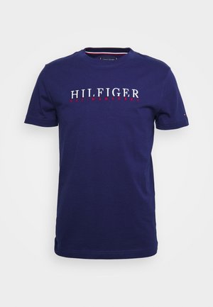 Granatowa koszulka bawełniana z krótkim rękawem, z białym i czerwonym napisem "HILFIGER" oraz małymi akcentami logo. Okrągły dekolt.