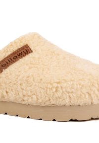 Chausson beige et moelleux avec une tige texturée ressemblant à de la laine et une semelle en caoutchouc beige clair. Présente une étiquette en cuir brun avec "billowy" en relief.